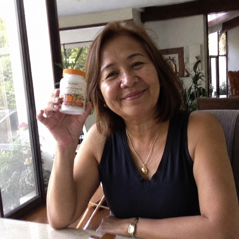KindRoot customer holding Pure Turmeric Curcumin 95