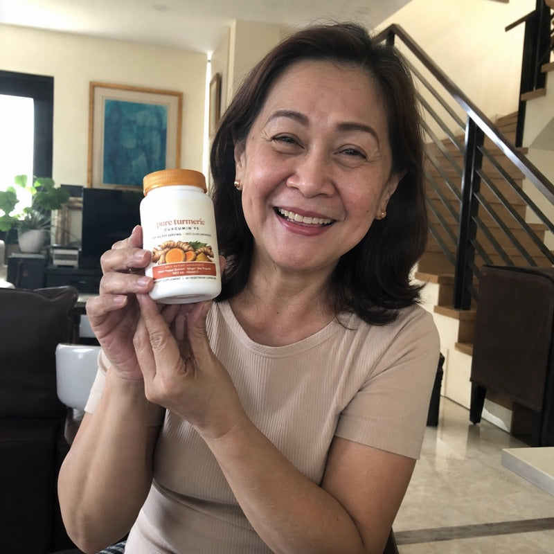 KindRoot customer holding Pure Turmeric Curcumin 95